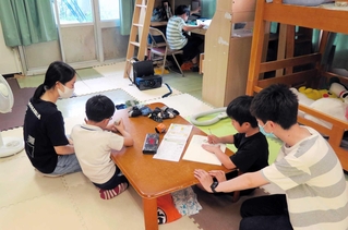 愛神愛隣舎で過ごす子どもたち＝２０２０年８月、神戸市灘区泉通４