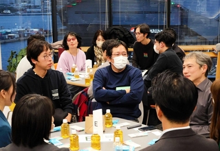 セミナーで多様性をテーマに意見を交わす参加者＝２０２５年１２月１０日、神戸市中央区新港町