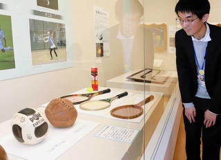 サッカーボールやテニスのラケットなどの変遷を紹介する展示＝兵庫津ミュージアム