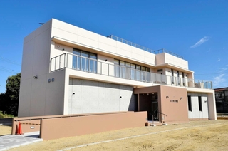 墳丘の北側に整備された五色塚古墳館。充実した展示品や体験型の催しなどで古墳の魅力を伝える（神戸市文化財課提供）