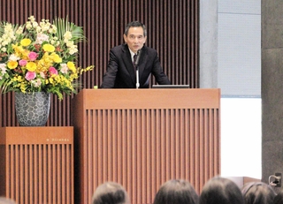 外交官の仕事について、自身の経験を交えて説明するエディンバラ総領事の武田克利さん＝神戸国際中学・高校