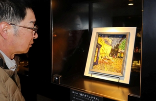 ゴッホ「夜のカフェテラス」をガラス片で再現した作品＝ＫＯＢＥとんぼ玉ミュージアム
