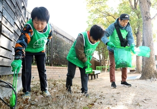 隅々まで探してごみを拾い掃除をする参加者たち＝湊川公園