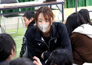 特別授業で子どもたちと触れ合う荒谷栞さん＝湊小学校