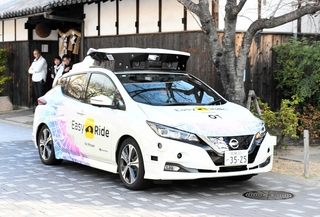 東灘区内の酒どころを巡る自動運転車。今後も実証運行を重ねていくという＝神戸市東灘区御影塚町１