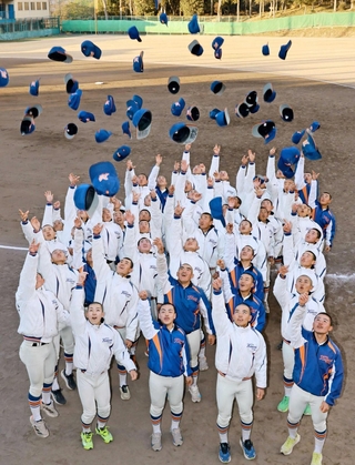 選抜高校野球大会の出場が決まり、帽子を投げて喜びを表す選手たち＝神戸国際大学付属高校（撮影・鈴木雅之）