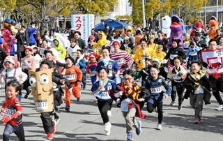 六甲アイランドの市街地を駆けるランナー＝東灘区向洋町中４