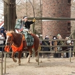 装束姿で流鏑馬を披露する前田浩樹さん＝六甲山牧場
