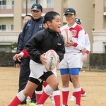 スピード感あふれる動きを見せる選手たち＝神戸市東灘区向洋町中３