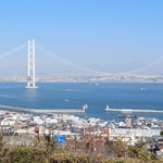 淡路市と神戸市の境界をつなぐ明石海峡大橋＝淡路ＳＡ