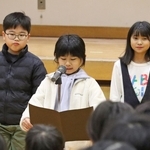 始業式で３学期の目標を発表する児童ら＝神戸市中央区宮本通２、宮本小学校