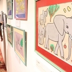 障害者による絵画作品などが並ぶこころのアート展＝神戸市北区しあわせの村