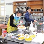 「ひば活」の一環でケーキを作る生徒ら。主体性を尊重して試行を続けている＝雲雀丘中学校