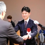 「技術業績賞」を受けた藤田淳さん＝県立神戸生活創造センター