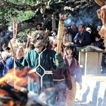 たいまつを手にした鬼や子どもたちによる子鬼が舞を披露した追儺式＝性海寺