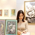 ボールペンの繊細なタッチで仕上げた作品が並ぶ会場。橋本薫さんも常駐する＝神戸阪急