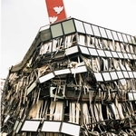 激震で崩れ落ちた三菱銀行兵庫支店。和田彩さんの目には「怪物」のように映った＝１９９５年１月１７日