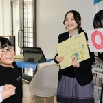 生徒が考えたクイズに挑戦し、火事の対処方法を学ぶ児童＝神戸野田高校