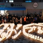 明かりをともし、犠牲者を追悼する地元住民ら＝１７日午前５時４９分、六間道商店街（撮影・鈴木雅之）