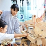 被災地で紡がれてきた「さをり織り」に挑戦する姉妹＝１７日午前１１時１４分、ＢＢプラザ