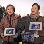 ３歳と１歳で亡くなったわが子の思い出を振り返る柴田昭夫さん（左）と妻のやす子さん＝１７日午前６時４５分、東遊園地（撮影・中西幸大）