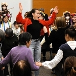 ウクライナからの避難者を囲み、輪になって踊る参加者＝ＪＩＣＡ関西