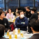 セミナーで多様性をテーマに意見を交わす参加者＝２０２５年１２月１０日、神戸市中央区新港町