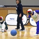 目隠しをしてボールを投げる子どもたち＝八多学園