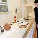 サッカーボールやテニスのラケットなどの変遷を紹介する展示＝兵庫津ミュージアム