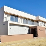 墳丘の北側に整備された五色塚古墳館。充実した展示品や体験型の催しなどで古墳の魅力を伝える（神戸市文化財課提供）