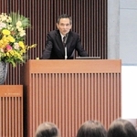 外交官の仕事について、自身の経験を交えて説明するエディンバラ総領事の武田克利さん＝神戸国際中学・高校