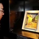 ゴッホの「夜のカフェテラス」、ガラス片で繊細に表現　神戸・中央区「とんぼ玉ミュージアム」　