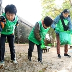 隅々まで探してごみを拾い掃除をする参加者たち＝湊川公園