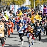 六甲アイランドの市街地を駆けるランナー＝東灘区向洋町中４