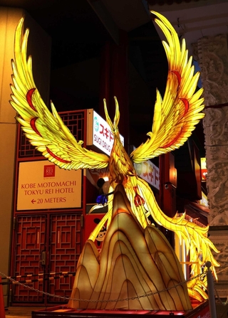 南京町の入り口で輝く鳳凰のランタン＝神戸市中央区元町通１