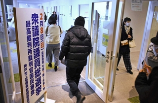 期日前投票の会場。有権者がひっきりなしに出入りする＝中央区役所