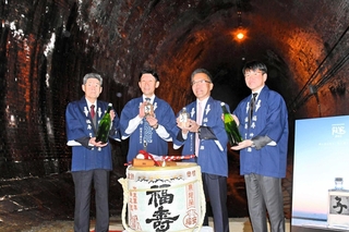 湊川隧道で貯蔵された日本酒の蔵出しを祝う関係者＝神戸市兵庫区湊川町９