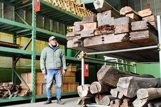 解体した空き家の木材が保管、展示されている「古材ストックヤード　ビバーク」＝神戸市長田区苅藻島町３