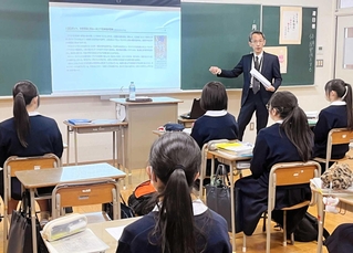 ＡＩとの共存をテーマに講演する清水泰至さん＝愛徳学園高校