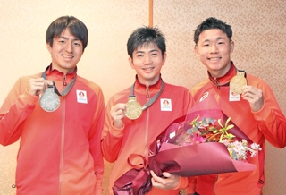 メダルを手にする（左から）西大輔さん、太田歩さん、則末遼斗さん＝神戸市役所