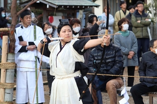 歴史上初めて女性として射手を務めた松下亜未さん＝神戸市北区淡河町勝雄、淡河八幡神社
