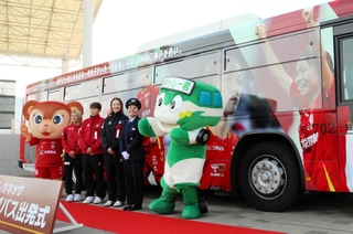 出発式でラッピングバスの前に並ぶＩＮＡＣ神戸の選手ら＝メリケンパーク