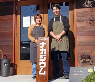 「スパイス食堂　ナカジウム」で料理の腕をふるう中嶋巴椰さん（右）。妻の青那さんと二人三脚で営業する＝神戸市西区伊川谷町前開