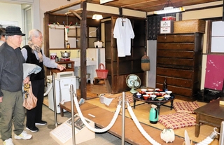 昭和３０年代の台所と茶の間を再現した展示＝神戸市埋蔵文化財センター