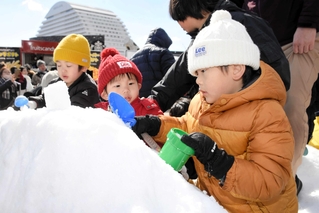 昨年の「メリケン雪祭り」。香美町から届いた雪を、子どもたちが思い思いに楽しんだ＝２０２５年２月、メリケンパーク
