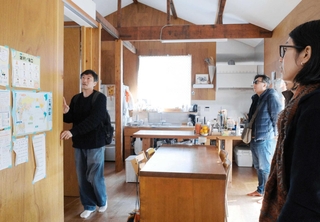 古民家リノベーションの工夫について説明を受けるイベント参加者ら＝神戸市垂水区塩屋町５