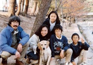 震災前年の１９９４年に夙川で撮影した家族写真。震災で亡くなった中北百合さん（中央）と共に、母富代さん（左から２人目）、弟麦さん（右端）らが写る（富代さん提供）