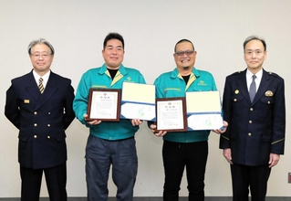 人命救助に貢献し、斉藤賢治・東灘消防署長（左端）と森井忠・東灘警察署長（右端）から賞状を受け取った重宮啓史さん（右から２人目）と高田直也さん＝東灘消防署