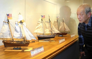 手作りの帆船模型が並ぶ作品展。モデルは同じでも、船体や色合いが微妙に異なる＝神戸海洋博物館