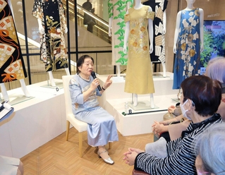 ドレス制作のエピソードなどを話す藤本ハルミさん＝神戸阪急